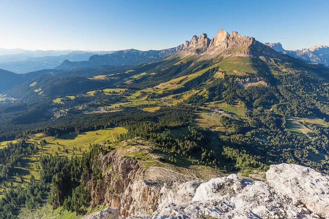 Blick vom Pulpito di Cima Popa - Poppekanzel zum Pass Costalunga, dem Rosengarten und Roda di Vael, Bozen, Südtirol, Dolomiten, Italien