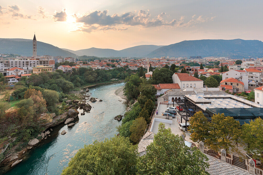 Erhöhte Ansicht von Mostar mit dem Glockenturm des Franziskanerklosters und der Kirche St. Peter und Paul, Bosnien und Herzegowina