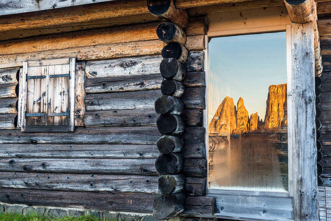 Alpe di Siusi/Seiser Alm, Dolomites, South Tyrol, Italy, Sunrise on the Alpe di Siusi/Seiser Alm, The peaks are reflected in a glass pane