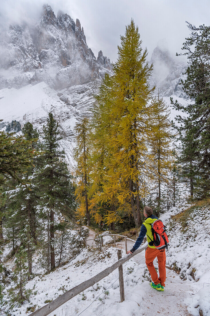 Funes Tal, Dolomiten, Südtirol, Italien, Wanderer bewundert die Gipfel von Geisler von der Alta Via Adolf Munkel