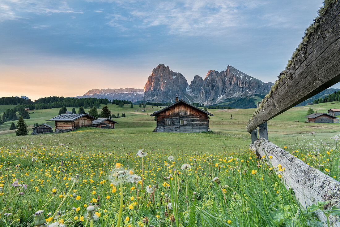 Seiser Alm, Dolomiten, Südtirol, Italien, Sonnenaufgang auf der Seiser Alm