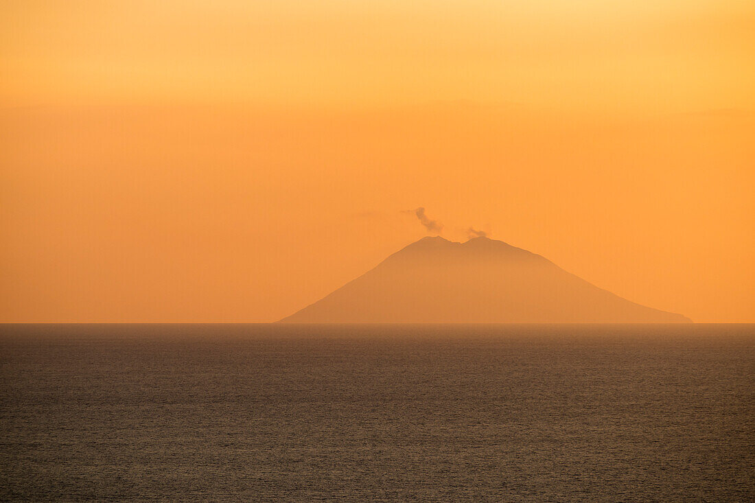 Stromboli, Messina Bezirk, Sizilien, Italien, Europa, Eruption des Vulkans Stromboli bei Sonnenuntergang