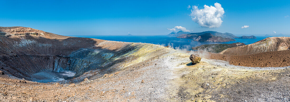 Vulkan, Messina Bezirk, Sizilien, Italien, Europa, Schwefel Fumarolen auf dem Kraterrand von Vulcano