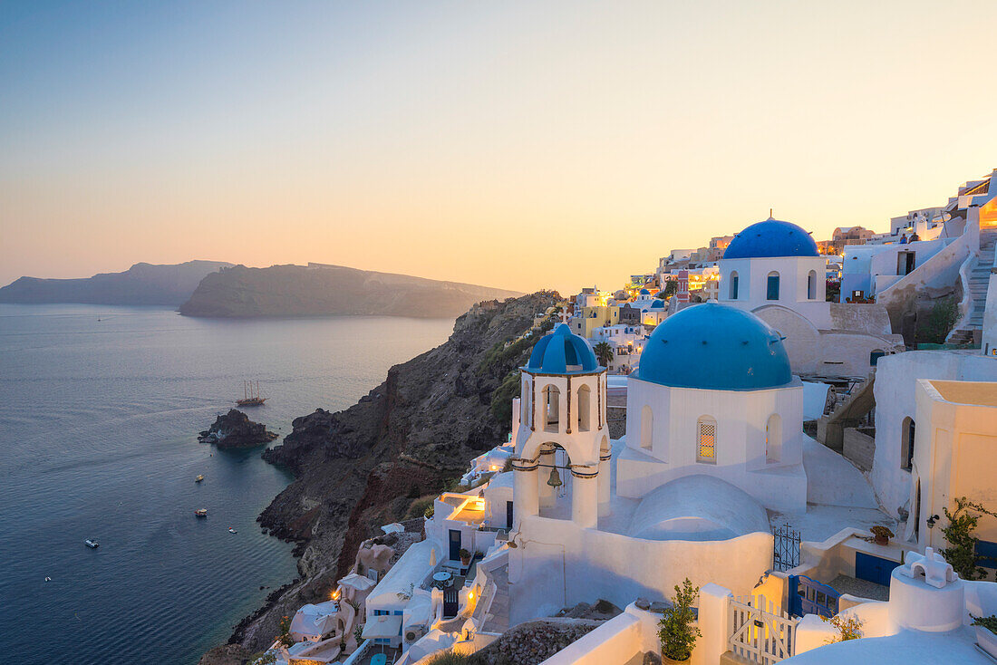 Oia, Santorini, Griechenland Das Dorf Oia bei Sonnenuntergang