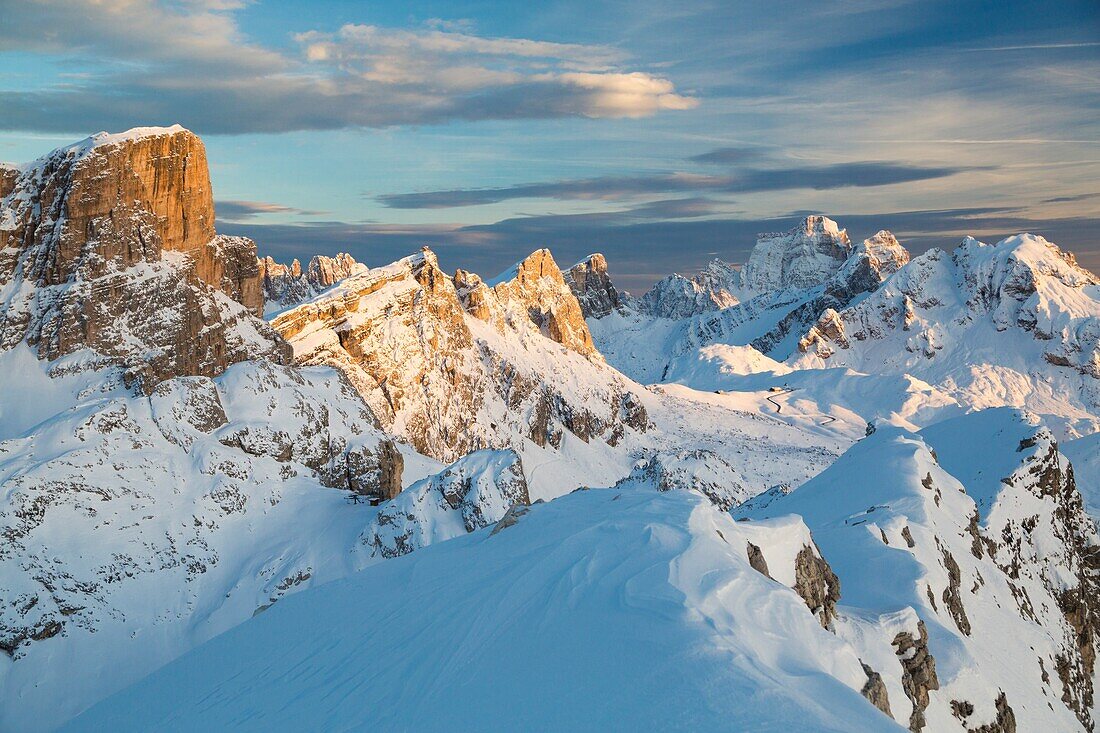 Blick auf die hohen schneebedeckten Gipfeln von der Spitze der Croda Negra bei Sonnenuntergang Dolomiten Belluno Provinz Venetien Italien Europa