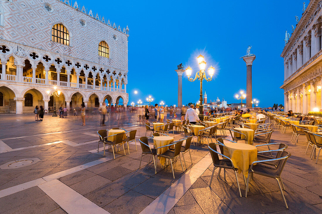 Blick auf den historischen Markusplatz mit alten Gebäuden und der Galerie von der Dämmerung beleuchtet Venedig Venetien Italien Europa