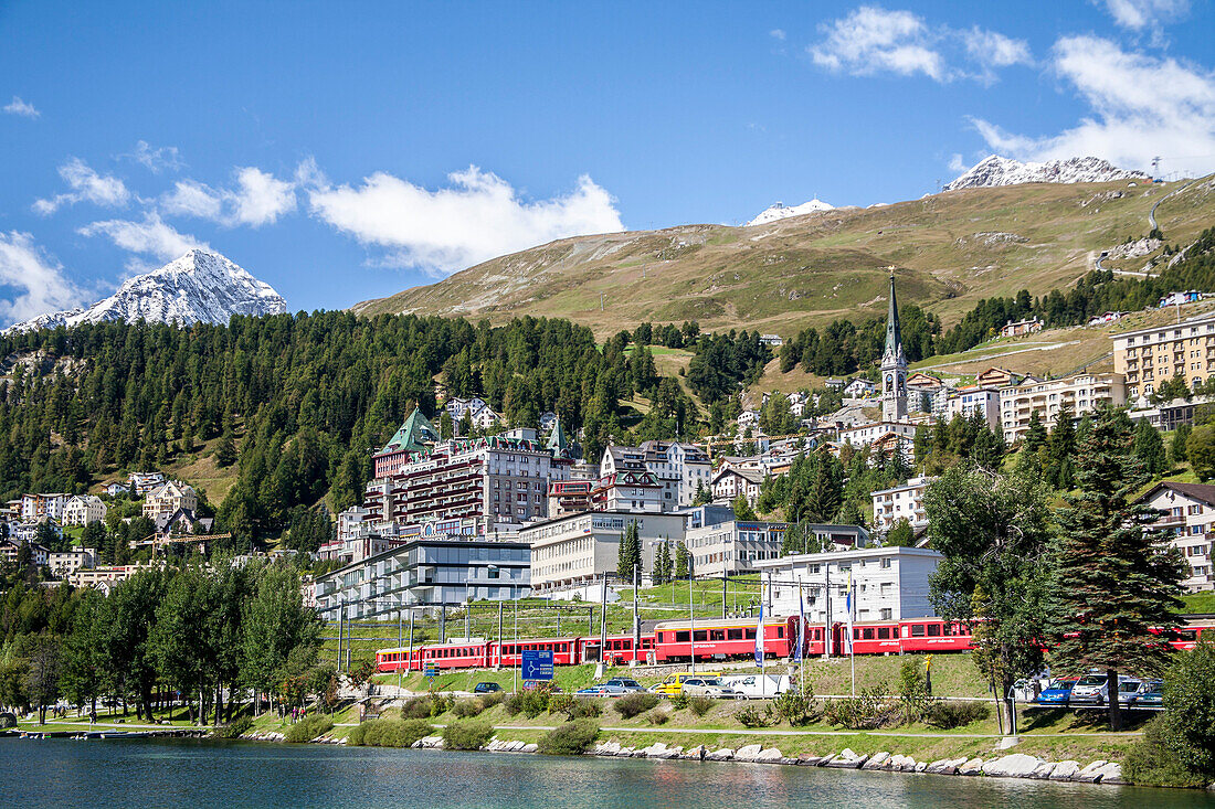 Der Bernina Express vorbei an St. Moritz, Engadin, Schweiz Europa