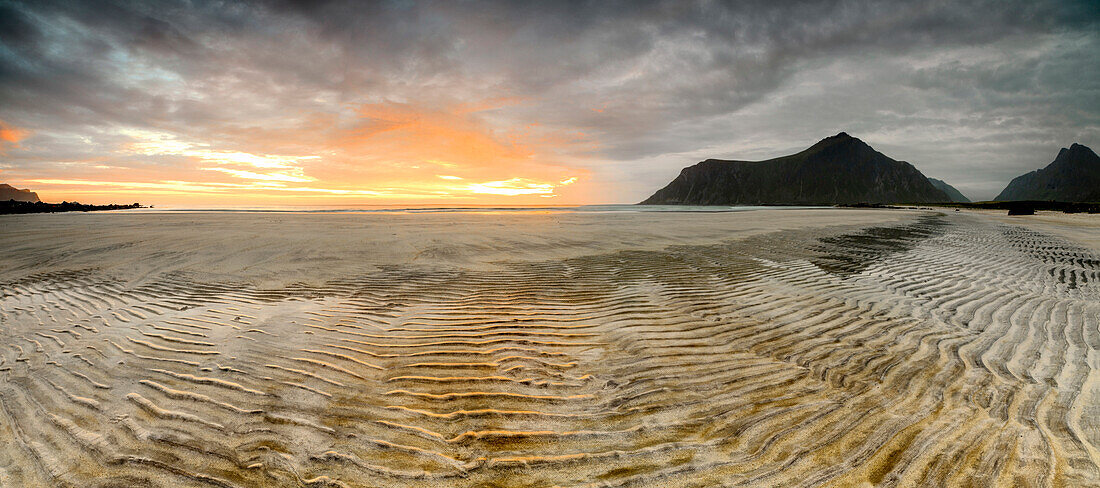 Panorama des Sandstrandes von Mitternachtssonne beleuchtet Skagsanden Ramberg Nordland Lofoten Nordnorwegen Europa