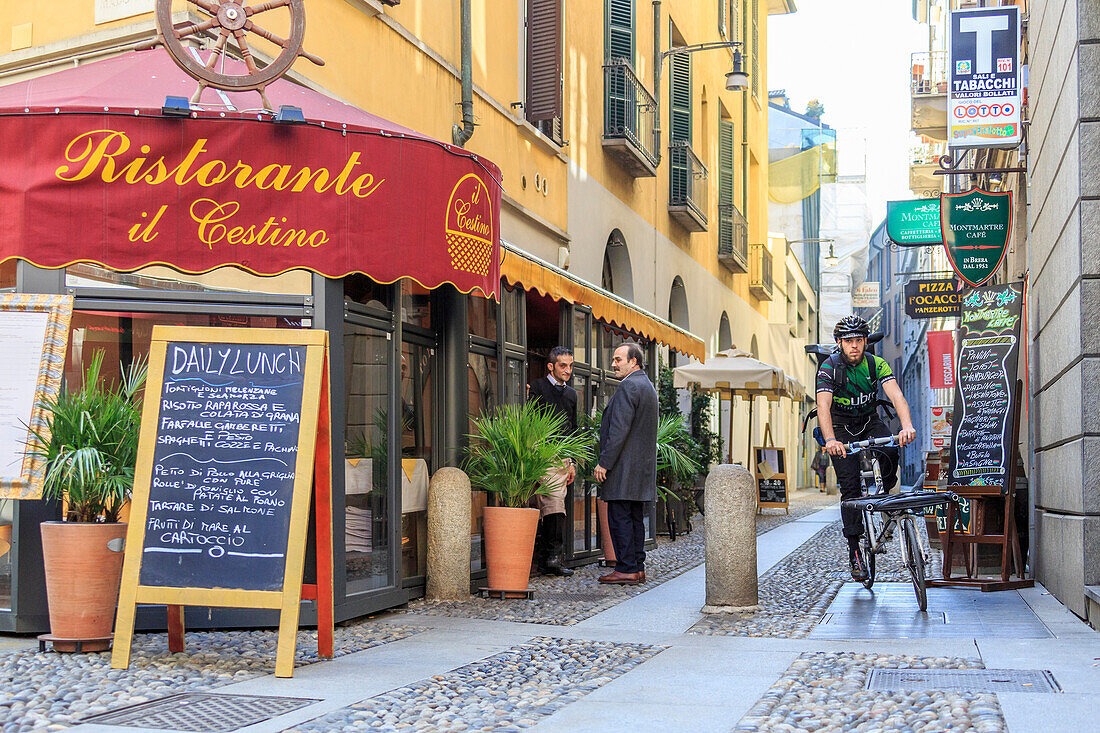 Urban Bike Messenger und Lieferung bei der Arbeit in der Altstadt von Mailand Lombardei Italien Europa