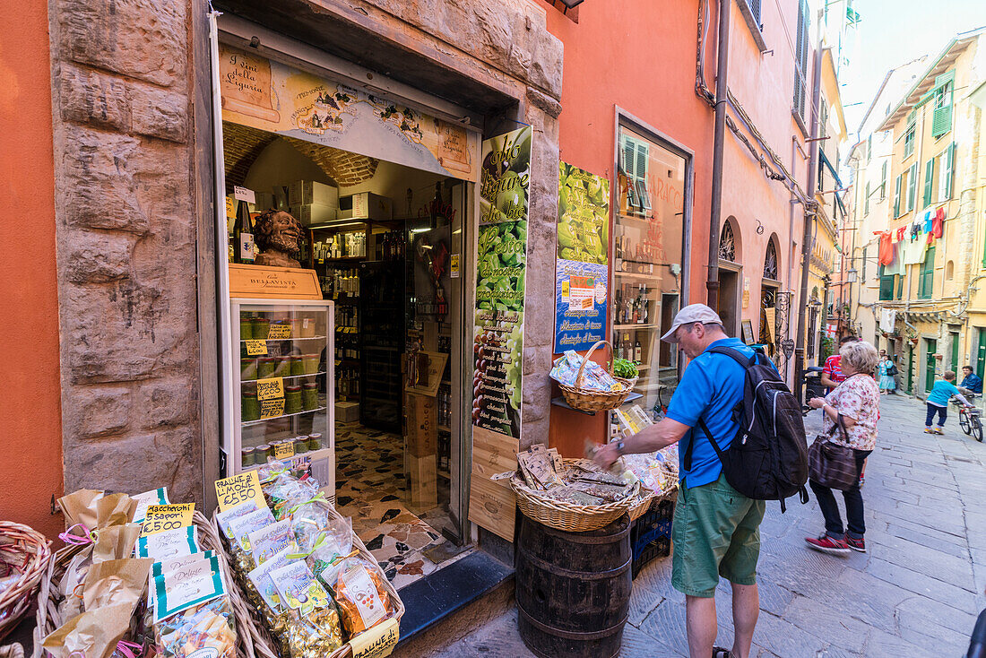 Gourmet-Produkte und typisches Essen in den Geschäften der alten Gassen von Portovenere La Spezia Provinz Ligurien Italien Europa
