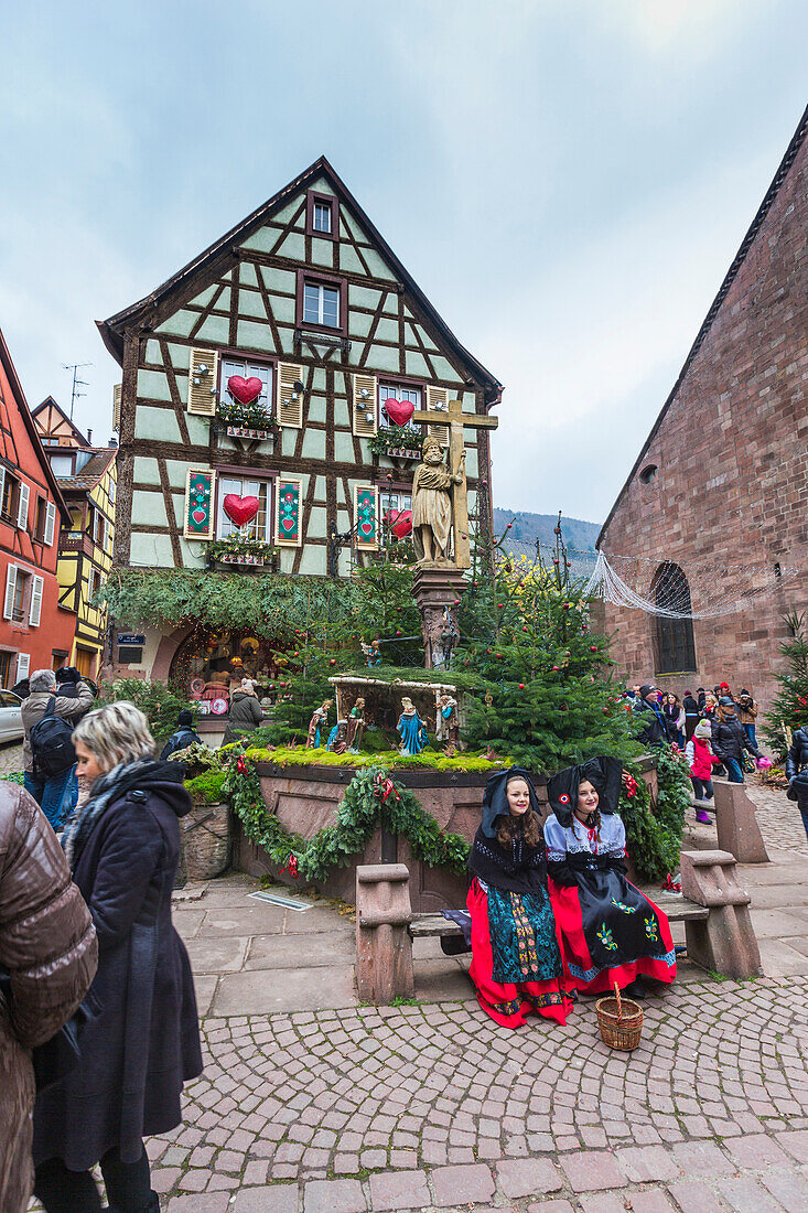 Ein typisches Haus der mittelalterlichen Altstadt mit Weihnachtsschmuck bereichert Kaysersberg Haut-Rhin Departement Elsass Frankreich Europa