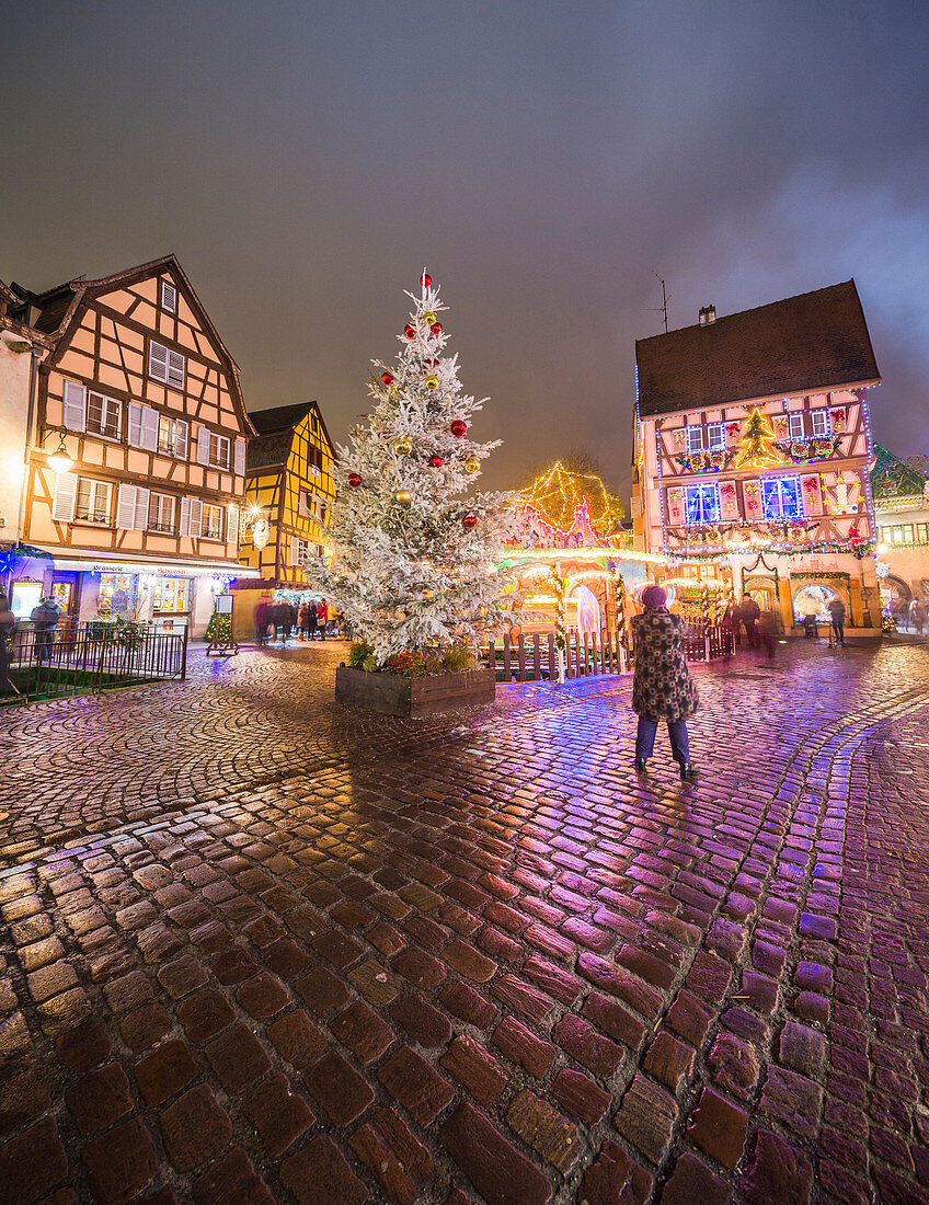 Typische Häuser mit Weihnachtsschmuck und Lichtern in der Abenddämmerung Colmar Haut-Rhin Departement Elsass Frankreich Europa
