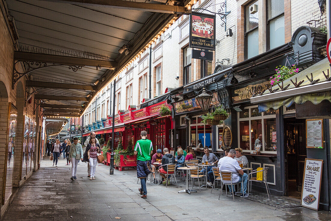 Menschen gehen in der Fußgängerzone mit Café und Restaurants von Leicester Square Covent Garden Camden London Vereinigtes Königreich