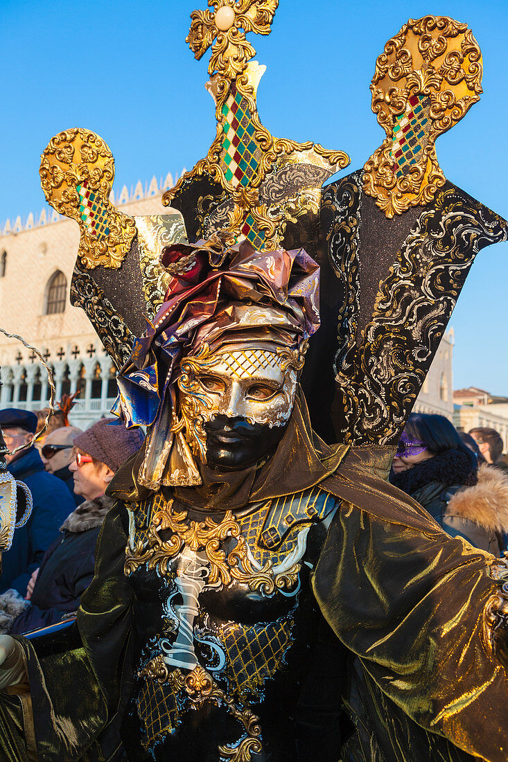 Bunte Maske und Kostüm von Karneval von Venedig berühmten Festival weltweit Venetien Italien Europa
