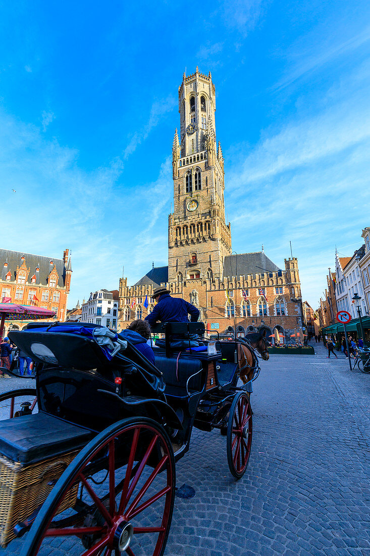 Blick auf den mittelalterlichen Glockenturm und den Marktplatz im historischen Zentrum von Brügge Westflandern Belgien Europa