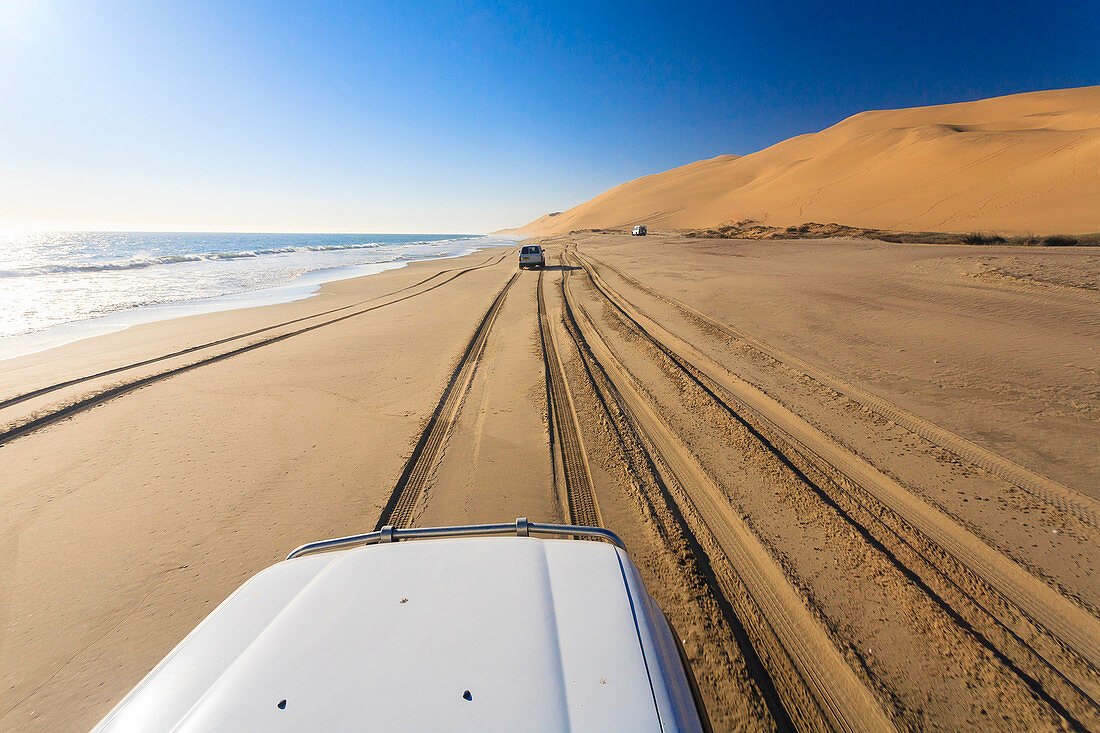 Jeep an der Küste zwischen Sanddünen und Atlantik Walvis Bay Namib Wüste Region Erongo Namibia Südliches Afrika