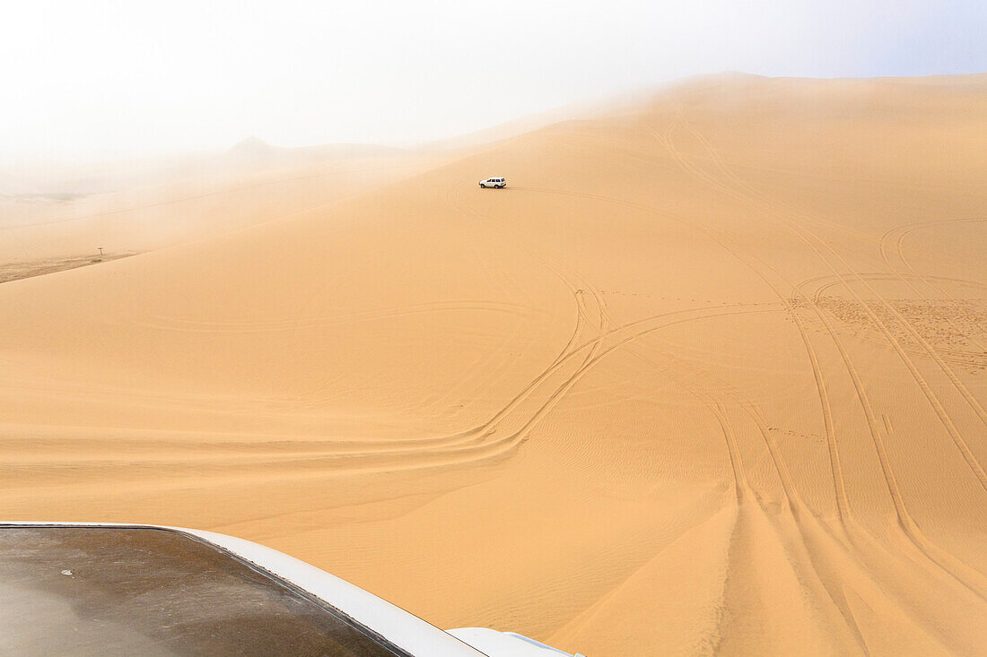 Jeep auf den Sanddünen im Nebel Walvis Bay Namib-Wüste Region Erongo Namibia Südliches Afrika