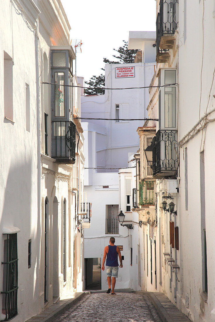 Spain, Andalusia, Tarifa, tourist in a narrow street