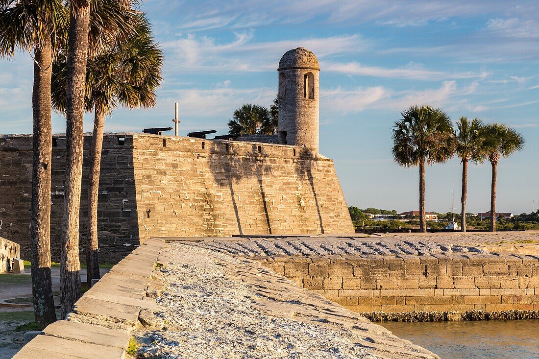 Nationales Monument Castillo de San Marcos badete im Licht des frühen Morgens, St Augustine, Florida.