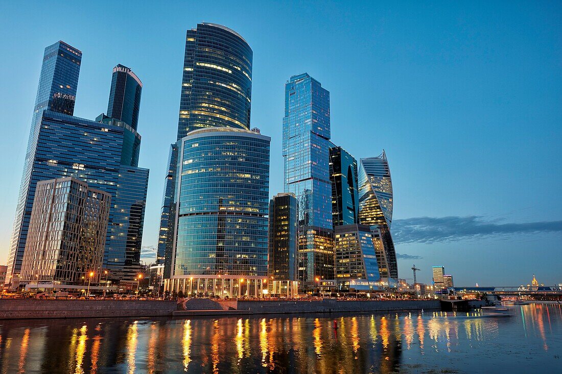 'Das Moskauer internationale Geschäftszentrum (MIBC), alias ''Moskau-Stadt'', in der Dämmerung. Moskau, Russland.'