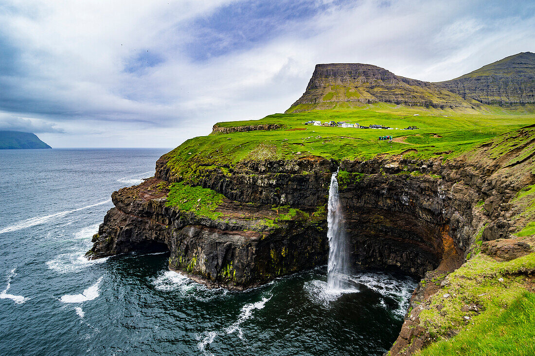 Gasadalur Wasserfall in den Ozean, Vagar, Färöer, Dänemark, Europa