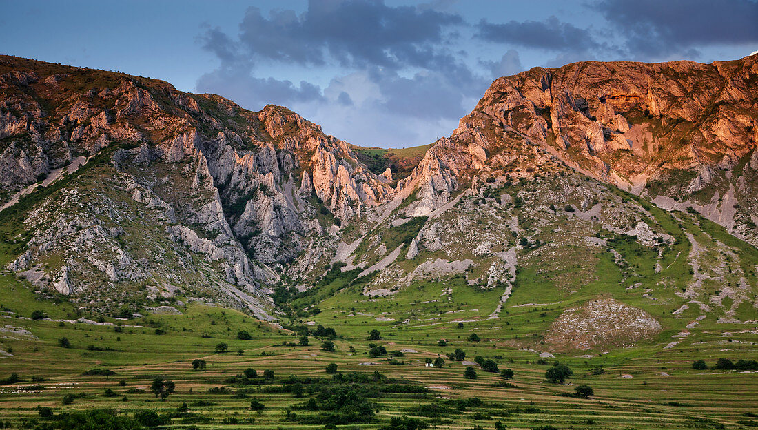 Panorama von Piatra Secuiului über Rimetea Dorf in den Transcaului Bergen in West Siebenbürgen, 25 km westlich von Turda, Rumänien, Europa