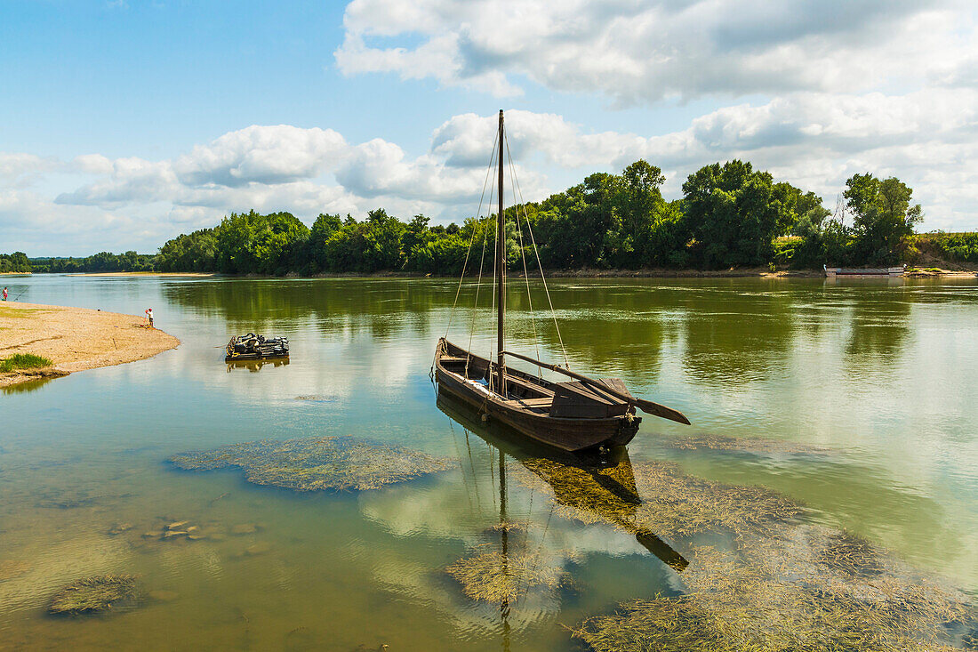 Altes Boot auf der Garonne, ein großer französischer Fluss, in dieser kleinen Stadt in der Nähe von Marmande, Couthures-sur-Garonne, Lot-et-Garonne, Frankreich, Europa