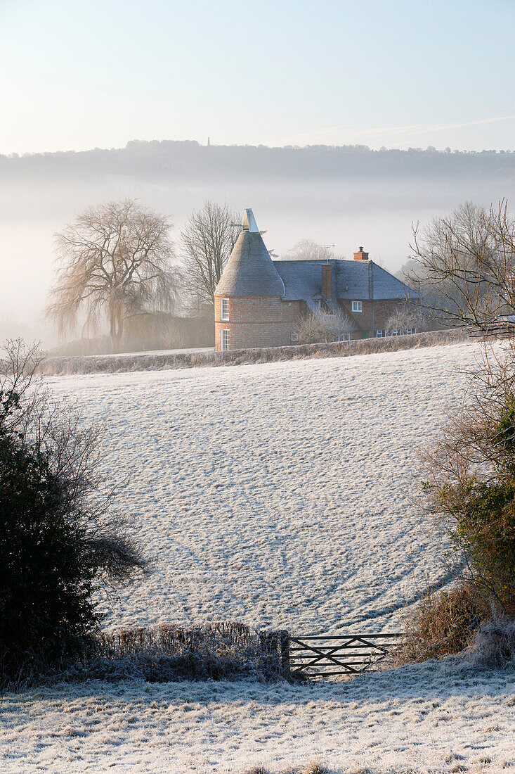 Old Oast Haus im Winter Frost, Burwash, East Sussex, England, Vereinigtes Königreich, Europa