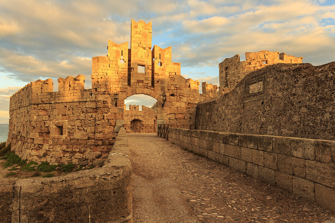 Liberty Gate bei Sonnenuntergang, mittelalterliche Altstadt von Rhodos, UNESCO Weltkulturerbe, Rhodos, Dodekanes, griechische Inseln, Griechenland, Europa