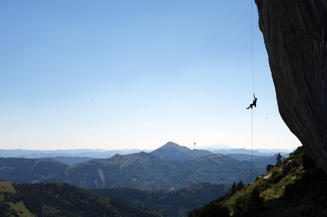 Ein Bergsteiger steigt ein Seil auf den Klippen von Ceuse, einem Berg in den Alpes Maritimes, Haute Alpes, Frankreich, Europa