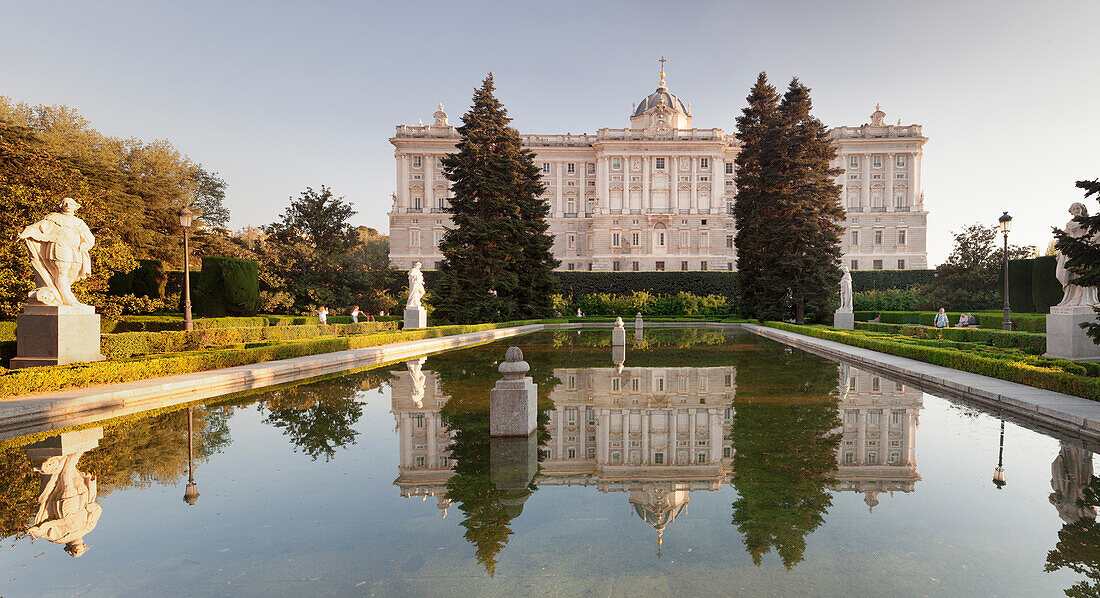 Royal Palace ,Palacio Real, Blick von Sabatini Gärten ,Jardines de Sabatini, Madrid, Spanien, Europa