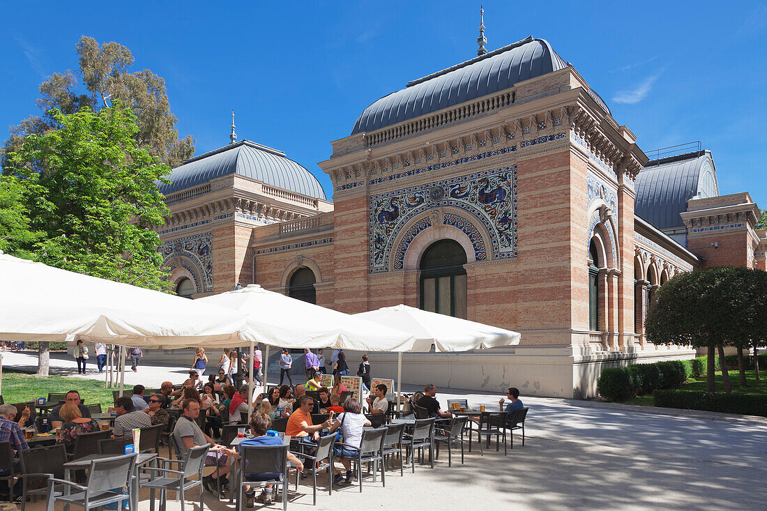 Café im Palacio de Velazques, Ausstellungsort für das Reina Sofia Museum, Retiro Park, Parque del Buen Retiro, Madrid, Spanien, Europa