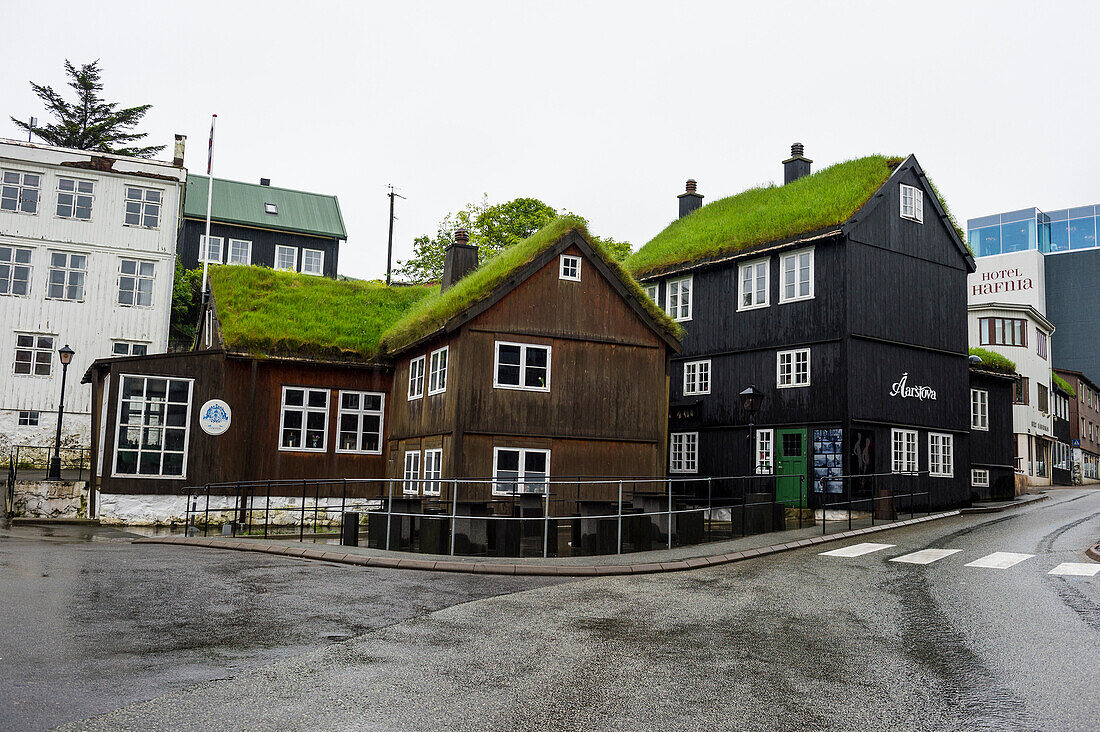 Grasdachhäuser in Torshavn, Hauptstadt der Färöer, Dänemark, Europa
