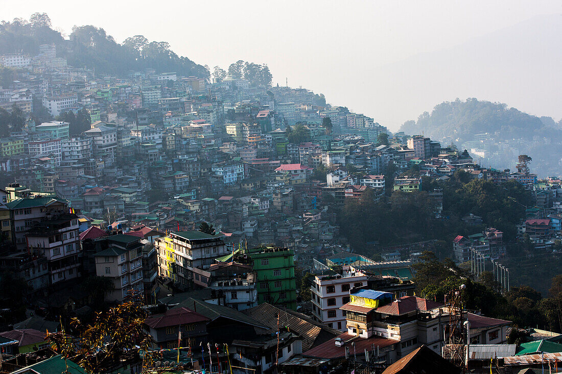 Gangtok Stadt vom Hotel Denzong Regency, Gangtok, Sikkim, Indien, Asien