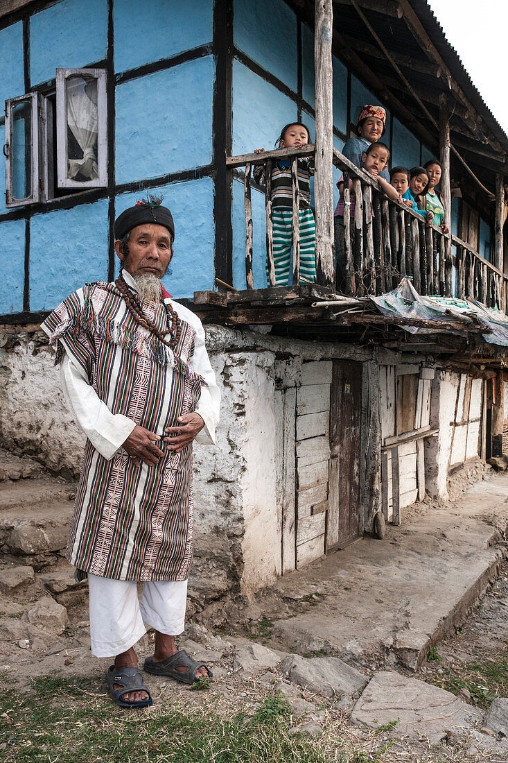 Naphe Lepcha, 70, ist ein Bhom-Ding ,ein Dhami, der die Natur kanalisiert, Sikkim, Indien, Asien
