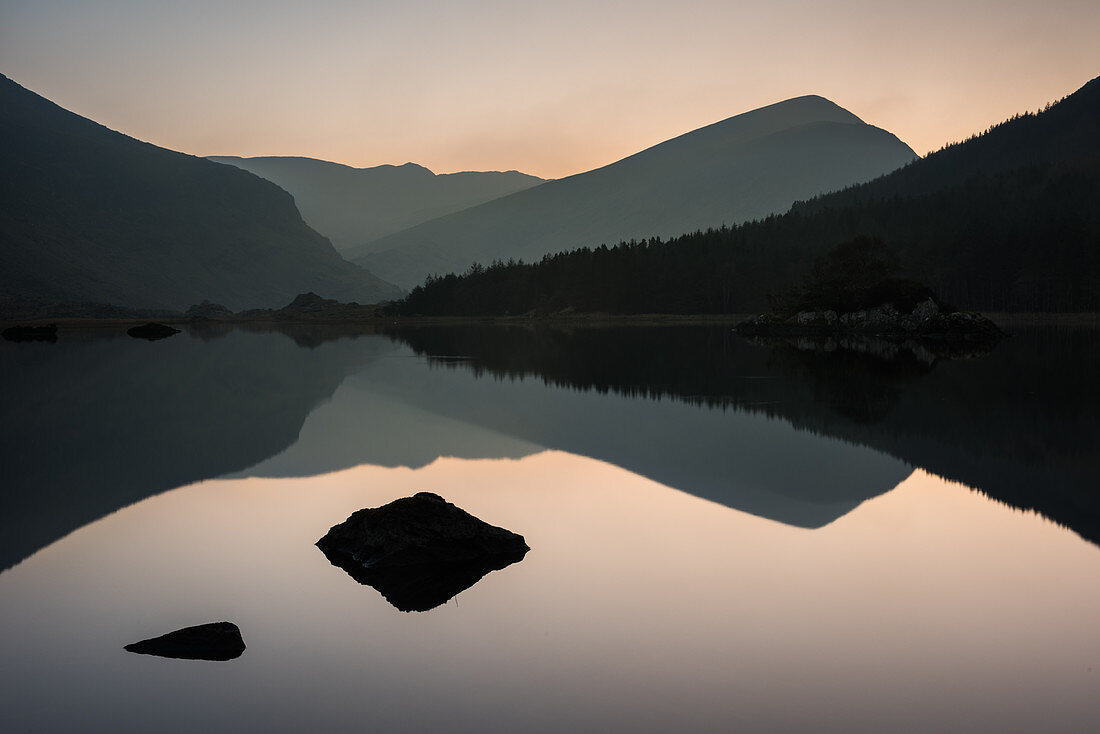 Cummeenduff See, Schwarzes Tal, Macgillycuddy's Reeks, Killarney, Grafschaft Kerry, Munster, Republik Irland, Europa