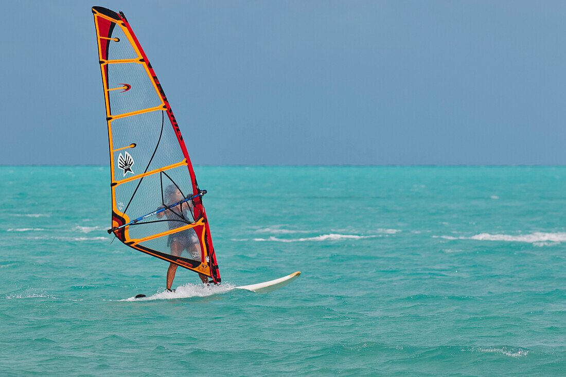 Windsurfen am Long Bay Beach, an der Südküste von Providenciales, Turks- und Caicosinseln, in der Karibik, Westindien, Mittelamerika