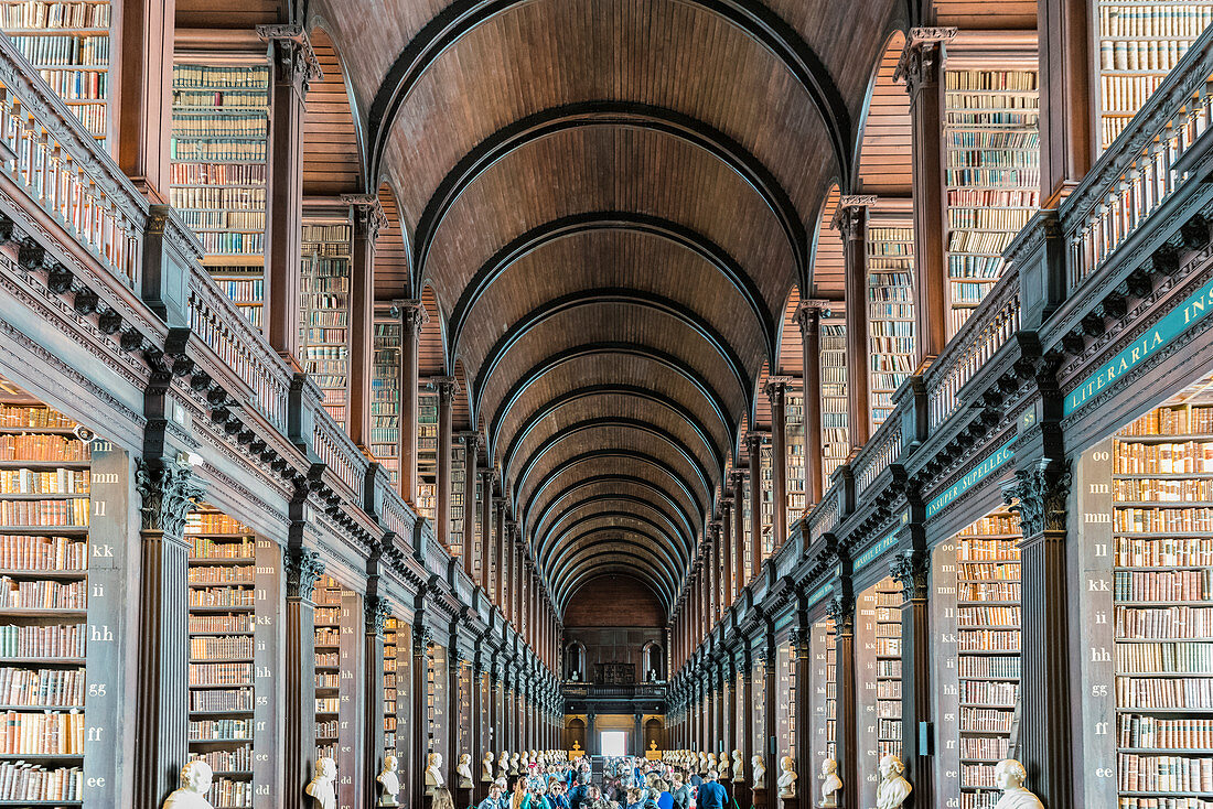 Lange Interieur, alte Bibliothek, Trinity College, Dublin, Irland, Europa