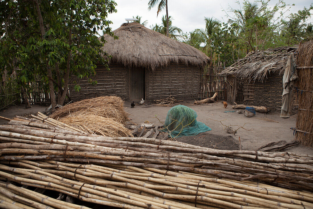 Eine traditionelle Lehmhütte mit einem Strohdach und einem Sonnenkollektor auf der Spitze, Tansania, Ostafrika, Afrika