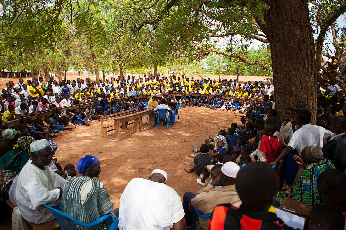 Schüler einer Junior High School schauen sich ein Stück über die Teenagerschwangerschaft an, das von den Schulen veranstaltet wird. Gender Club, Ghana, Westafrika, Afrika