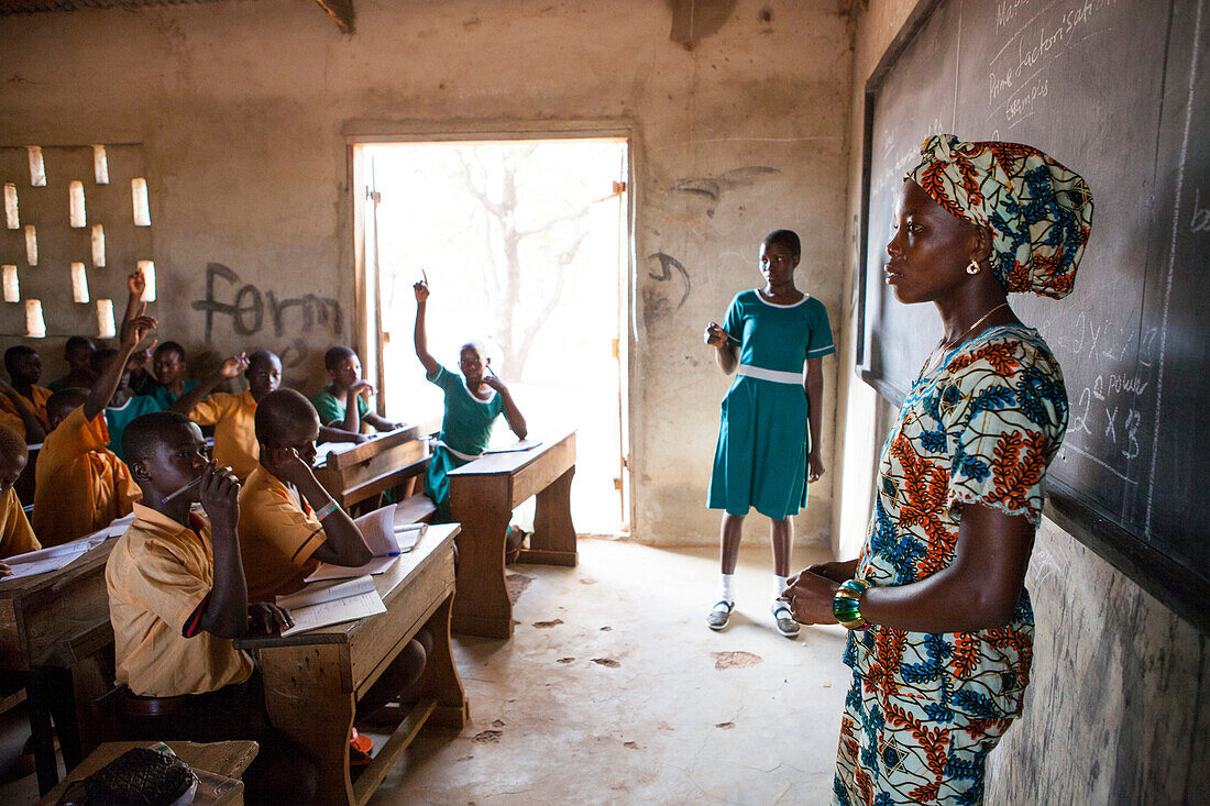 Eine Lehrerin an der Front des Klassenzimmers an einer Grundschule in Ghana, Westafrika, Afrika