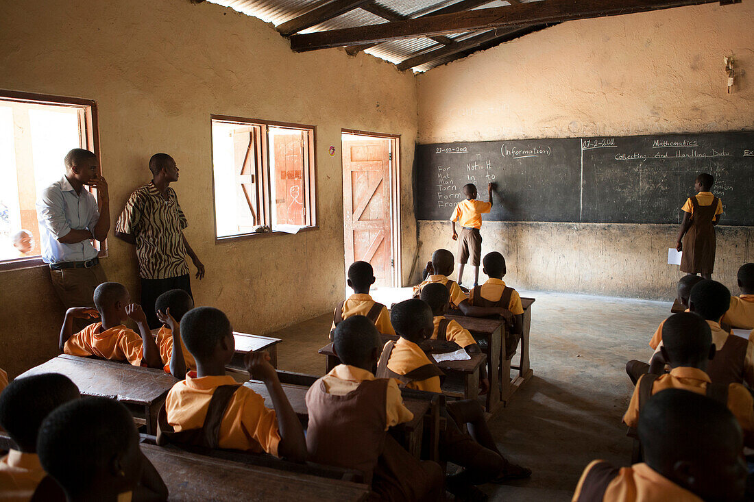 Ein Klassenzimmer von Schulkindern über das Potenzial der Kakaoanbau, Ghana, Westafrika, Afrika lernen