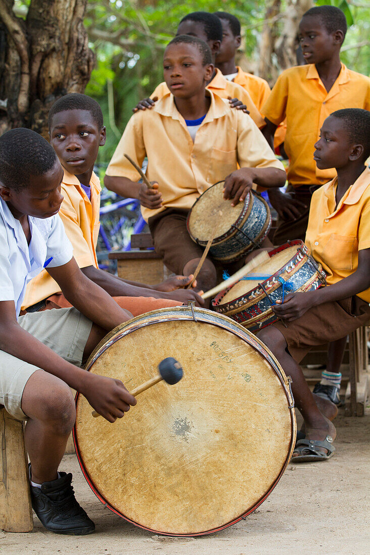 Eine Gruppe junger Männer beim Schlagzeugspielen in Ghana, Westafrika, Afrika