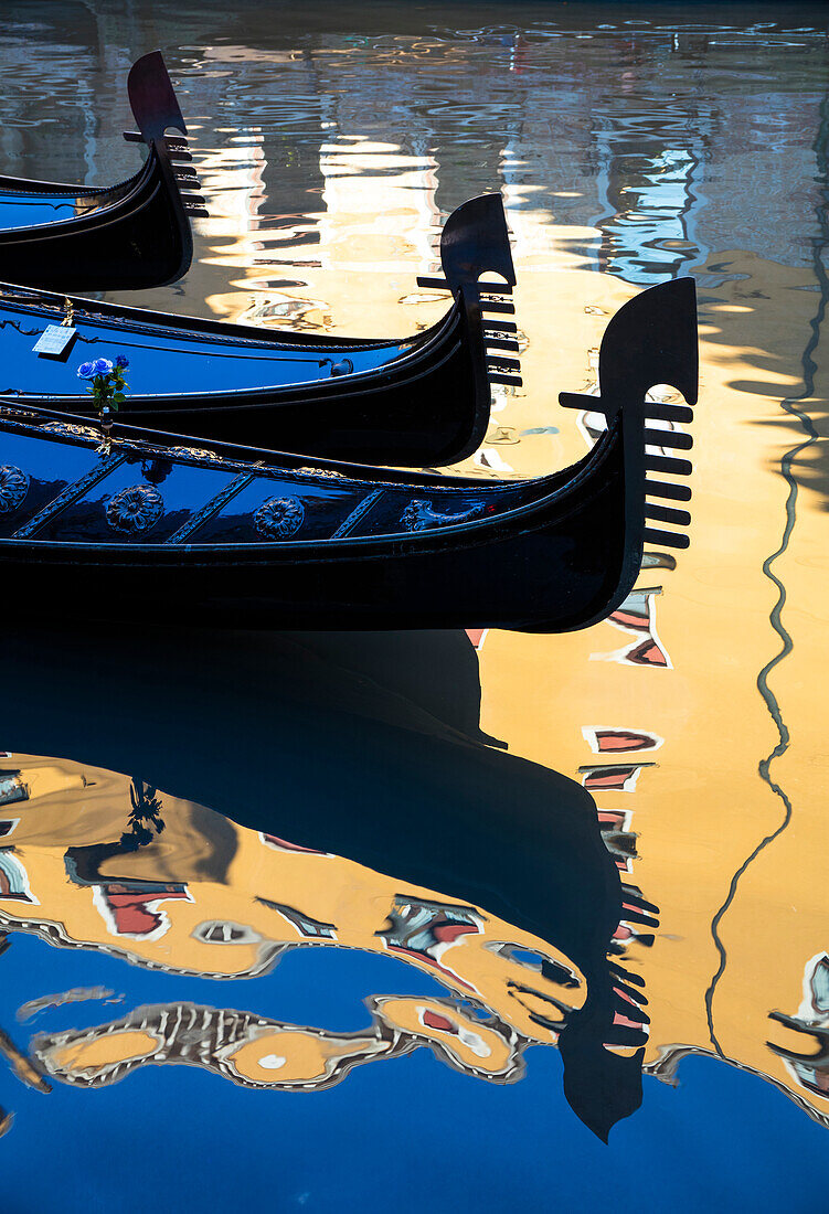 Gondeln und Reflexionen, Gondole Bacino Orseole, nahe dem Markusplatz, Venedig, UNESCO Weltkulturerbe, Veneto, Italien, Europa