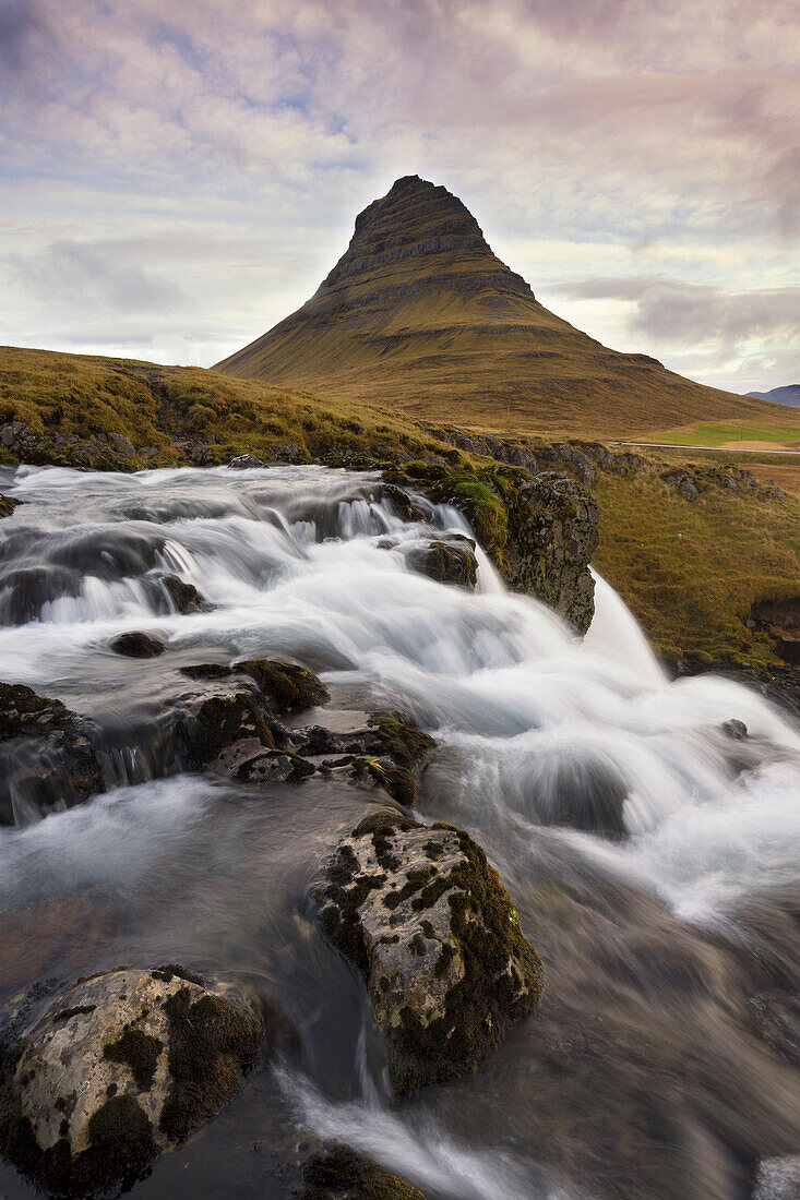 Gebirgsfluss mit Kirkjufell ,Kirchenberg, im Hintergrund, Grundafjordur, Snaefellsnes Halbinsel, Island, Polarregionen