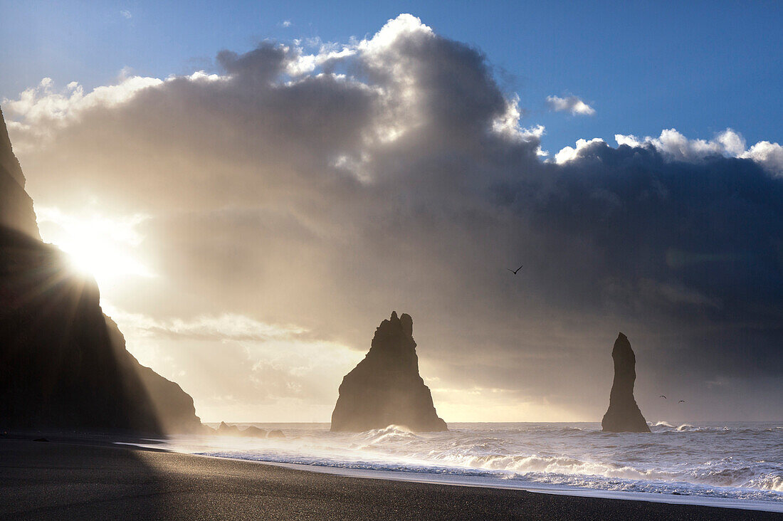Rock Stapel von Reynisdrangar in Silhouette bei Sonnenaufgang, von Halsanefs Hellir Beach, in der Nähe von Vik Y Myrdal, Südisland, Polarregionen