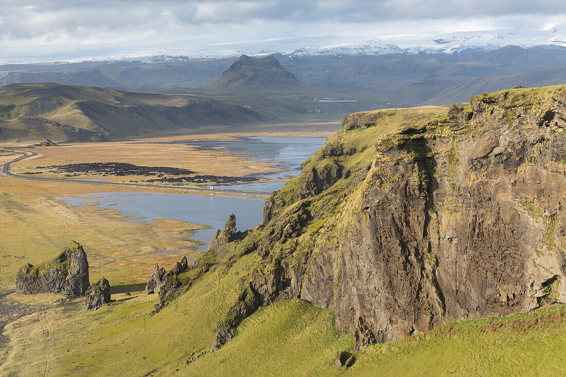 Dramatischer Blick auf Berge, erloschene Vulkane und Gletscher, von Dyrholaey, in der Nähe von Vik Y Myrdal, Südisland, Polarregionen