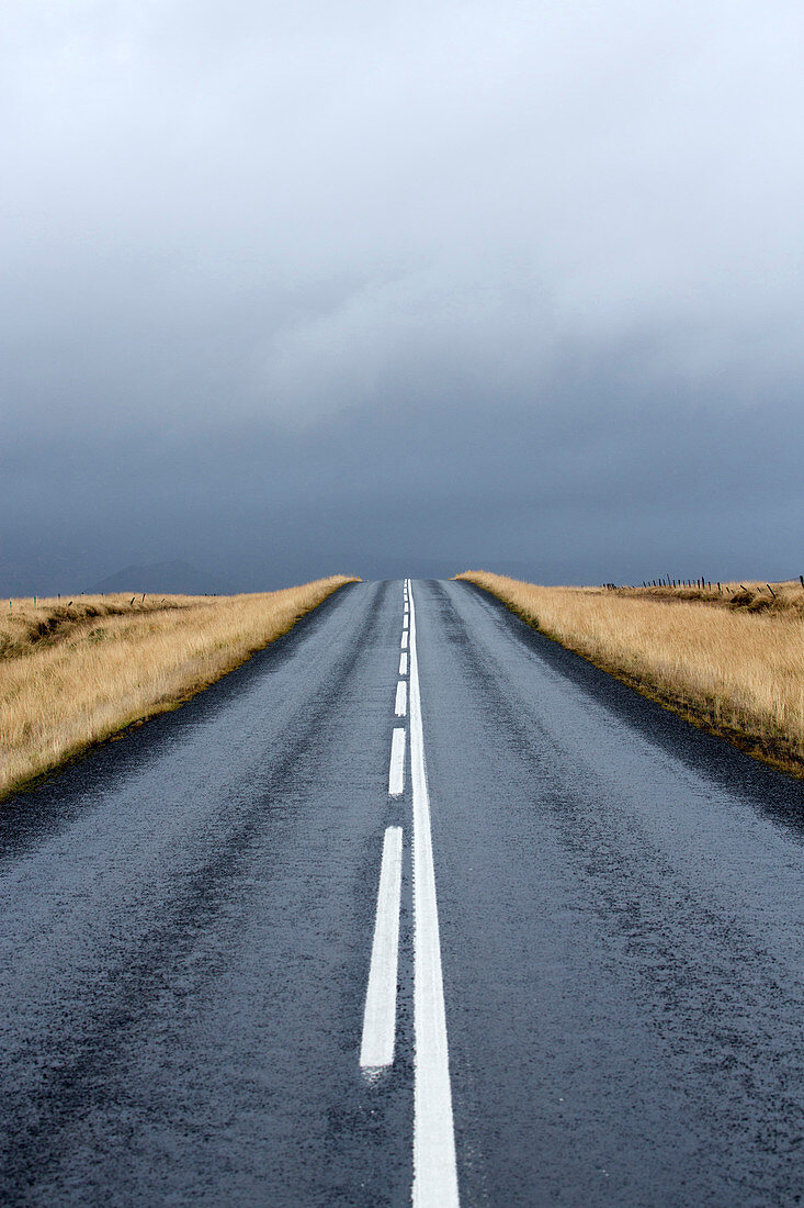 Straße erstreckt sich in Richtung stürmischen Himmel, Snaefellsnes Halbinsel, Island, Polargebiete