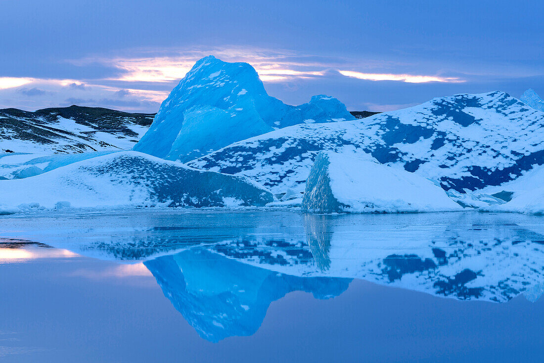 Schneebedeckte Eisberge, Winter, Sonnenuntergang, Gletscherlagune Jokulsarlon, Südisland, Polarregionen