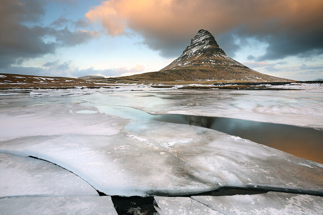 Kirkjufell ,Church Mountain, im Winter, in der Nähe von Grundafjordur, Snaefellsnes Peninsula, Island, Polarregionen